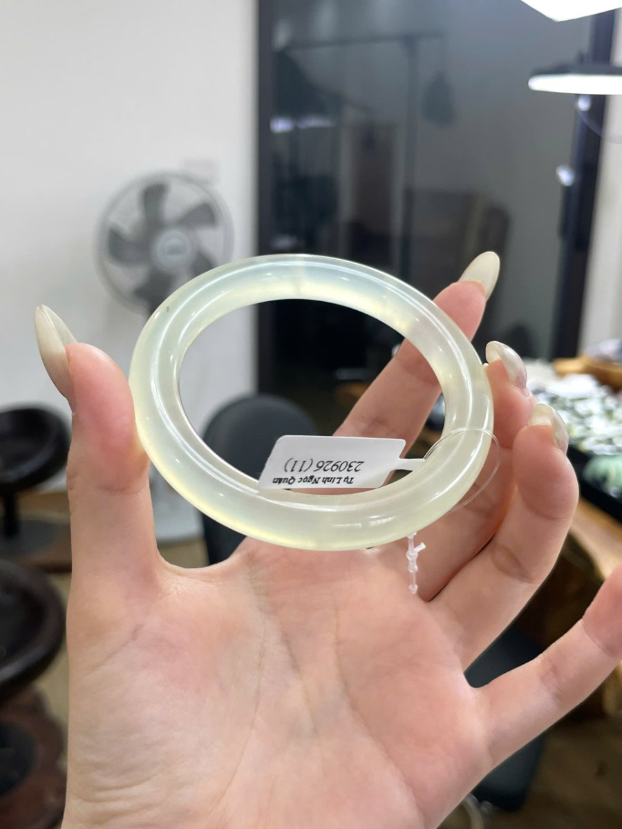 Vòng Ngọc Tụ Nham Ni 54 cầm nghiêng với khoảng tối phía sau lòng vòng