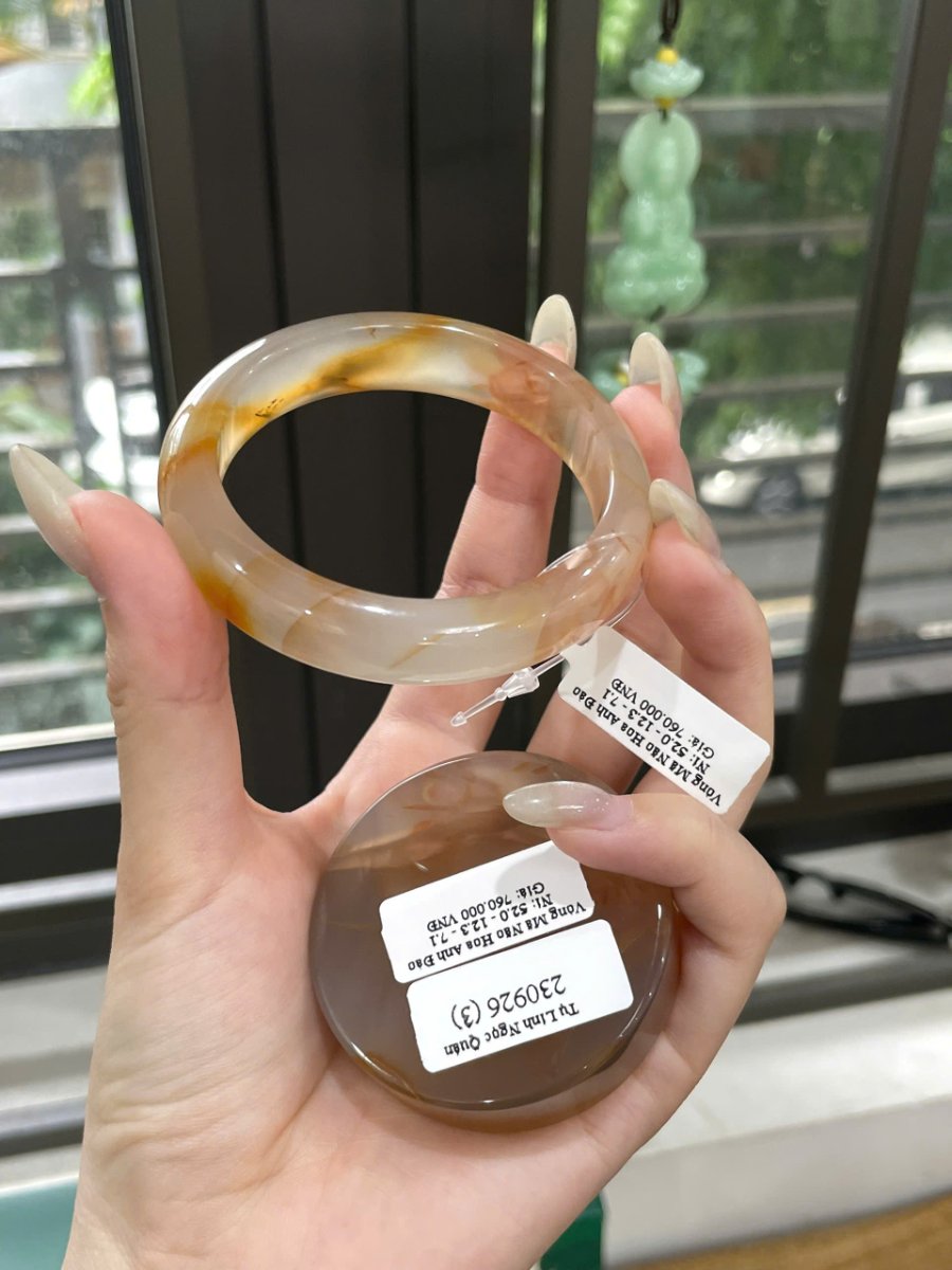 Vòng Mã Não Hoa Anh Đào Ni 52 đổi hướng cầm, nền sáng xen mảng vàng