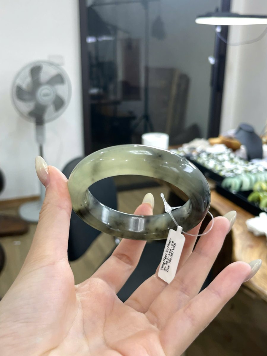 Góc khác của vòng Tụ Nham Ni 55.2, cung trên vàng xanh và cung trước xám đậm