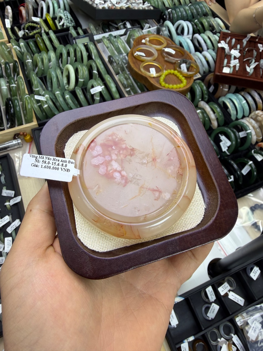 Đặc điểm nổi bật của vòng mã não hoa anh đào nguyên khối