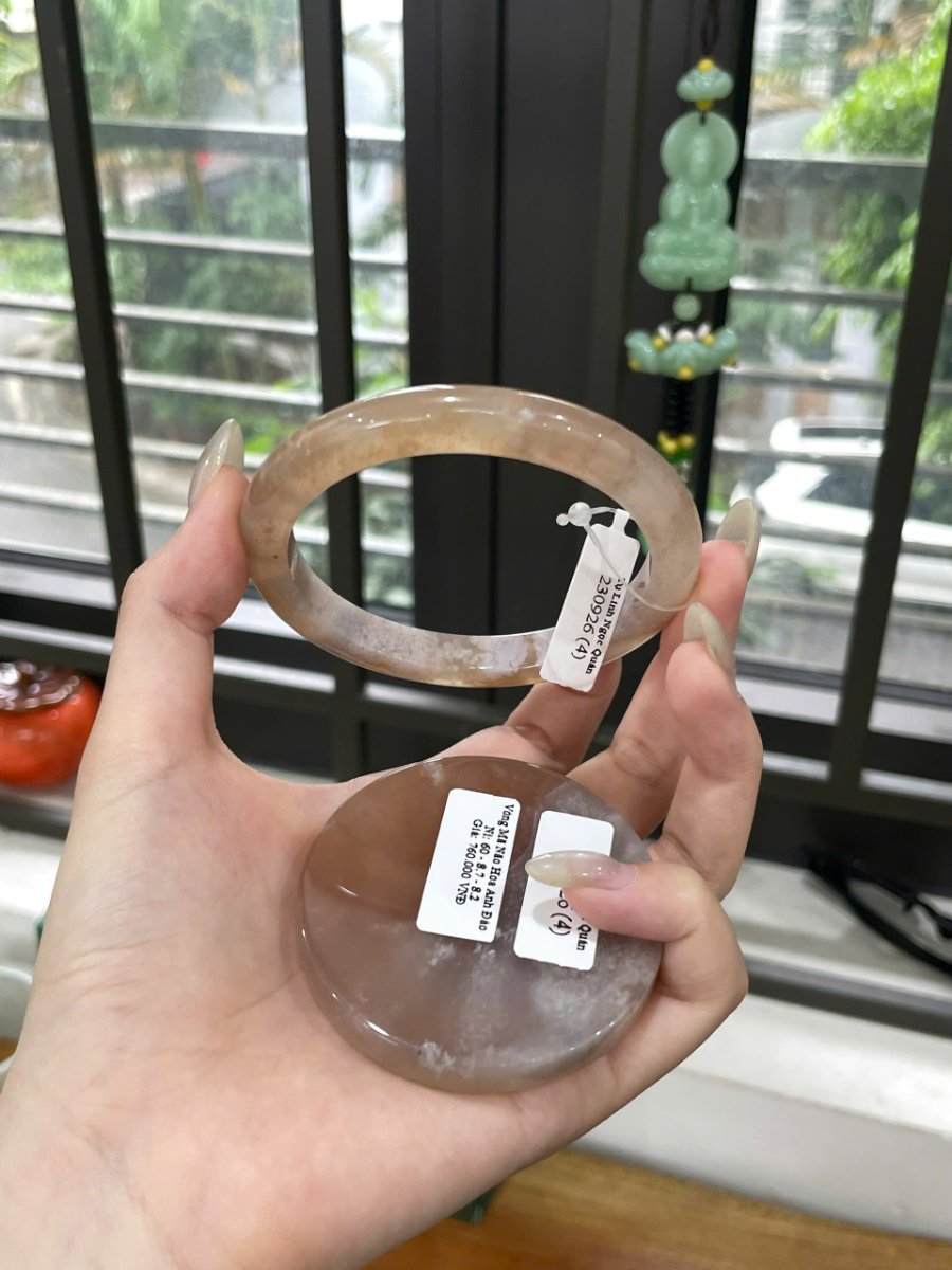 Vòng Mã Não Hoa Anh Đào Ni 60 phía trước nền cửa, tem treo bên phải và vật tròn dưới tay