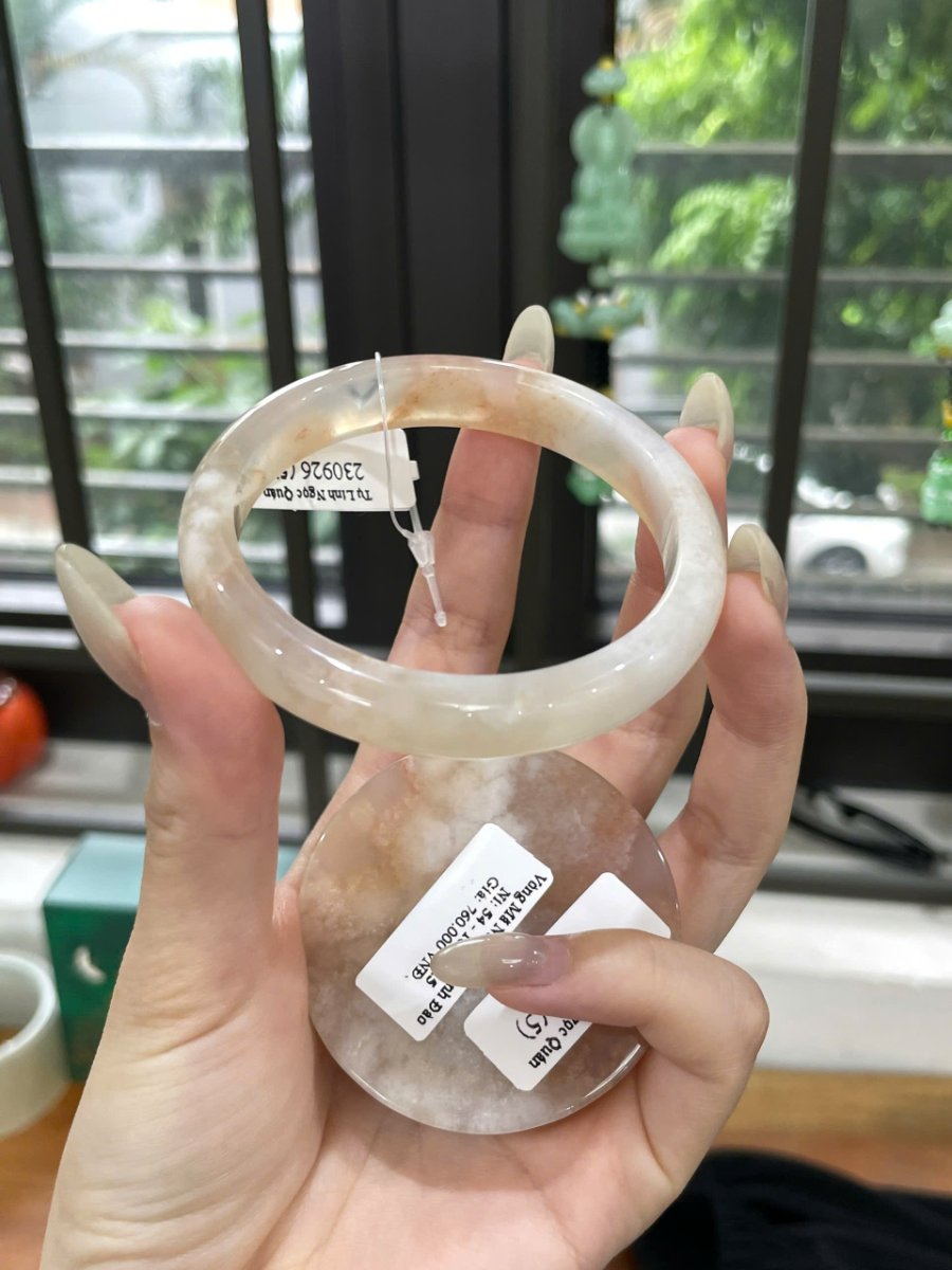 Vòng Ni 54 ở góc khác, cung trước trắng kem và sợi treo đi qua khoảng lòng
