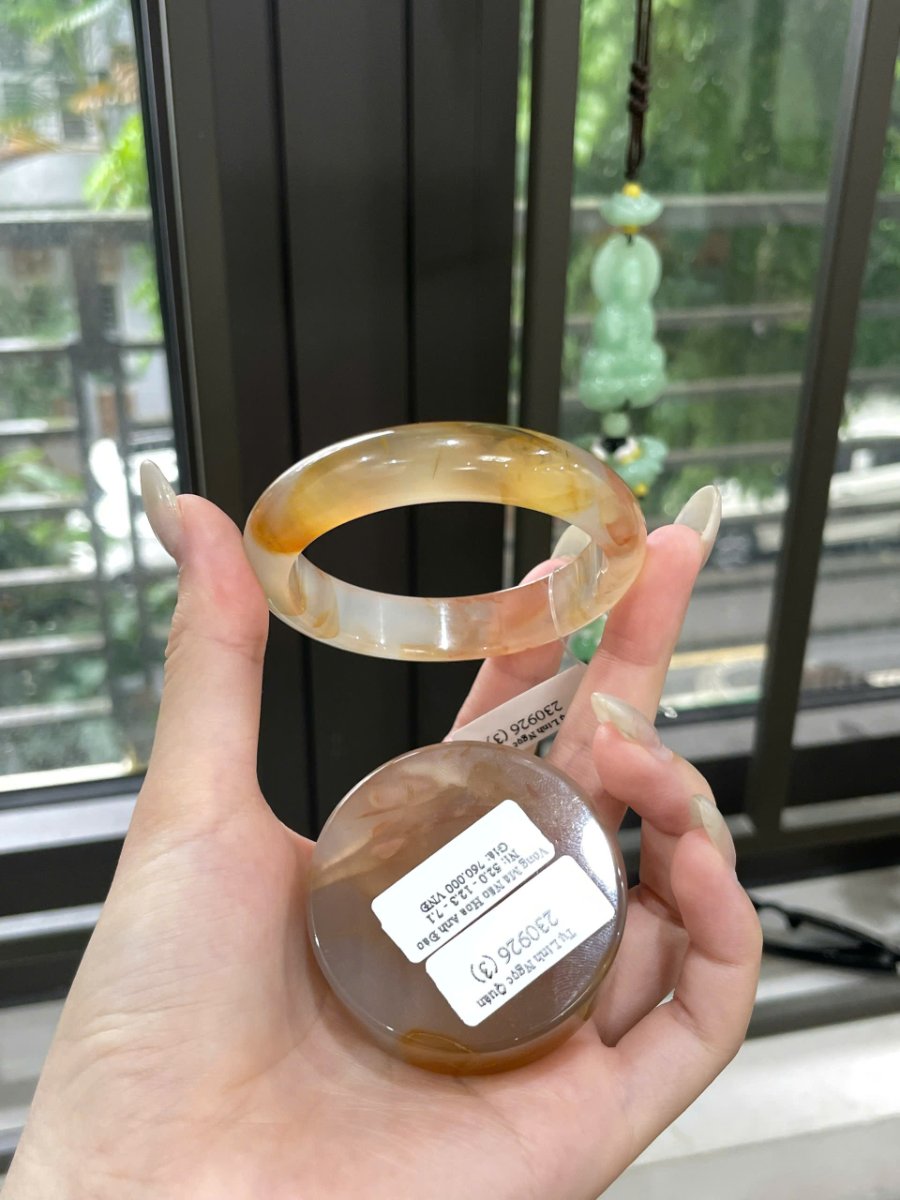 Vòng Mã Não Hoa Anh Đào Ni 52 nghiêng để lộ mặt thân và khoảng vàng