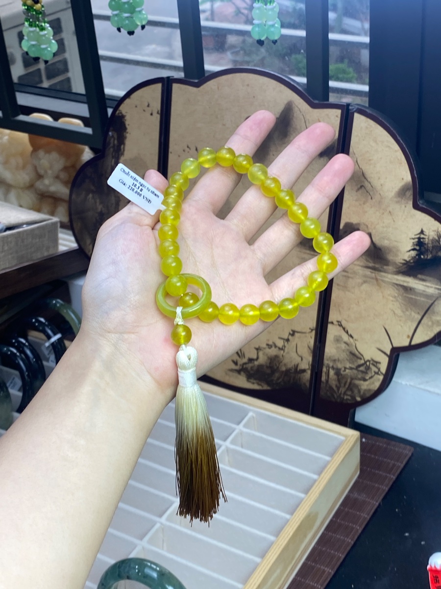 Chuỗi niệm Tụ Nham hạt tròn vàng xanh 10.3 li kèm tua và tem giá 220.000 VNĐ