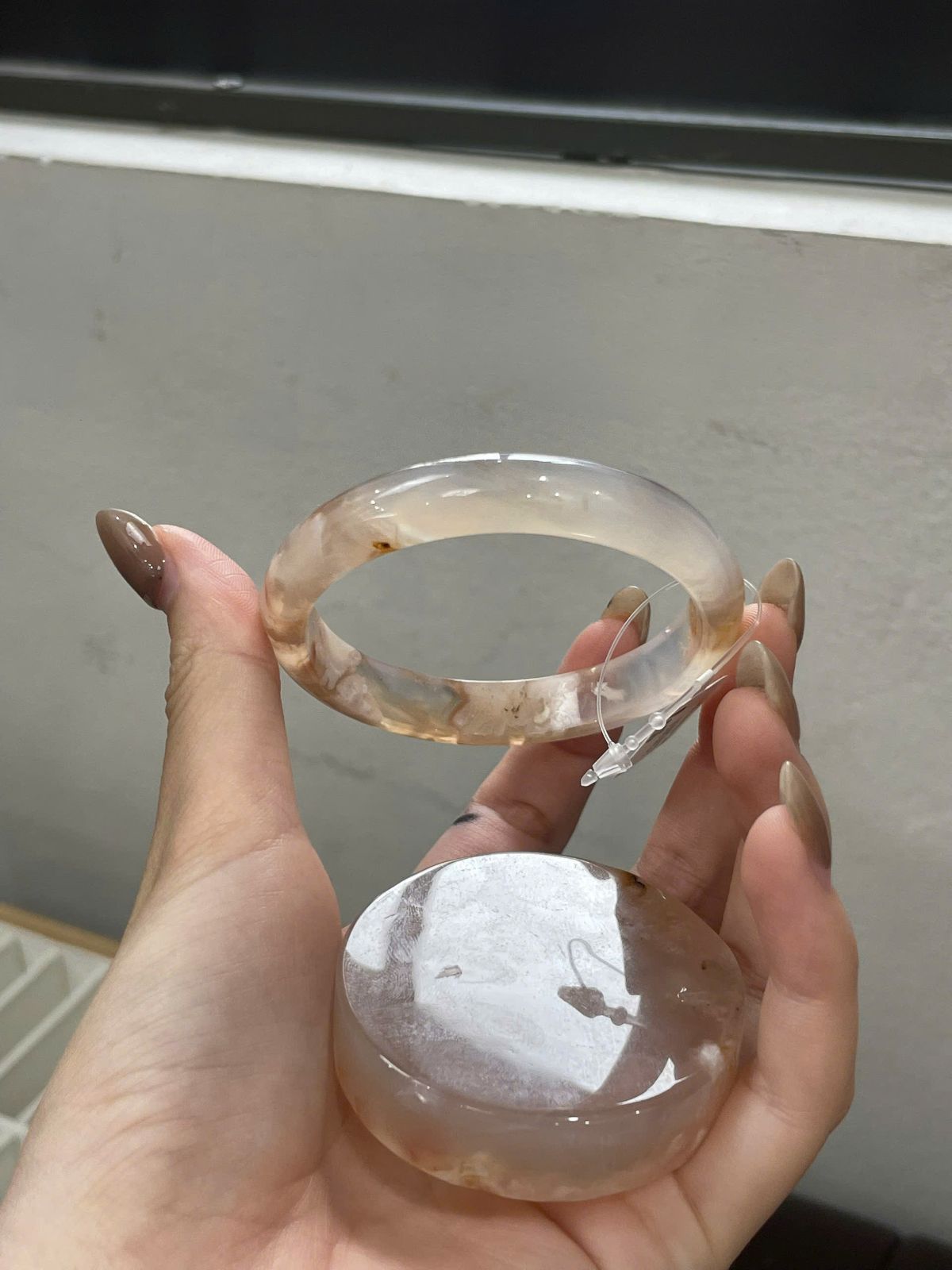 Vòng Mã Não Hoa Anh Đào Ni 53.1 với ranh nâu cạnh cụm trắng ở cung gần và chấm nâu lệch trái cung xa