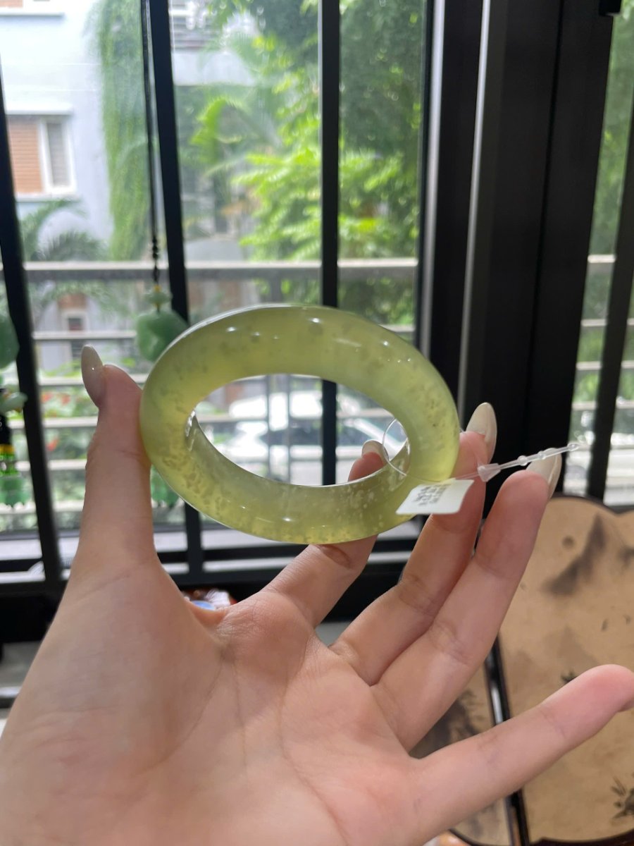 Vòng Ngọc Tụ Nham Ni 55.6 màu olive trong trên bàn tay