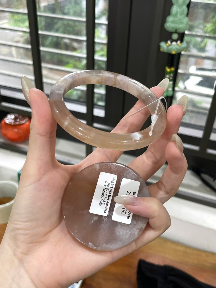 Vòng Ni 60 với đám trắng nhỏ trên cung gần, vật dạng đĩa vẫn nằm dưới bàn tay