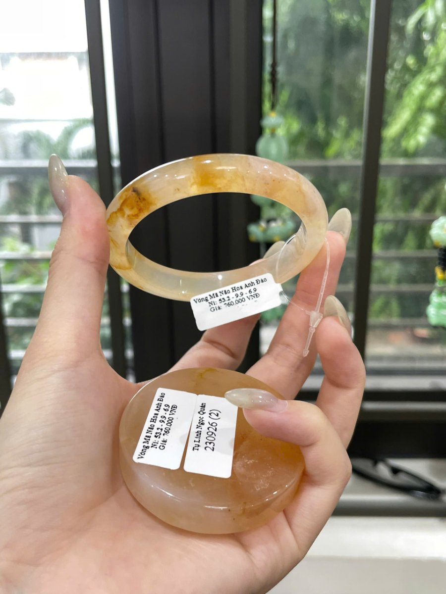Vòng Mã Não Hoa Anh Đào Ni 53.2 có vùng vàng cam ở cung trên trái và cung dưới kem sáng