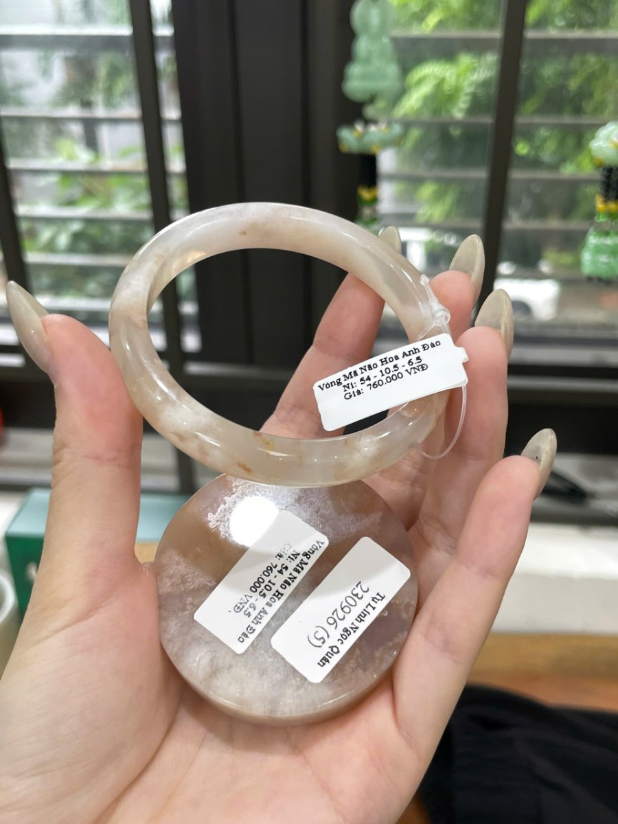 Vòng Mã Não Hoa Anh Đào Ni 54 nhìn gần thẳng, tem ngang che một phần mép phải