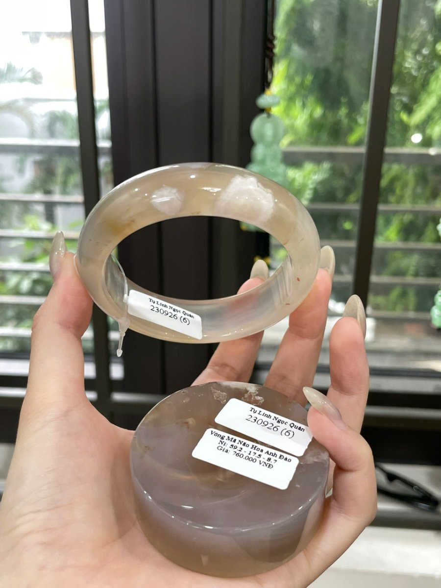 Vòng mã não Ni 59.2 nhìn mở lòng, cụm trắng nhỏ và lớn cách nhau trên cung trên