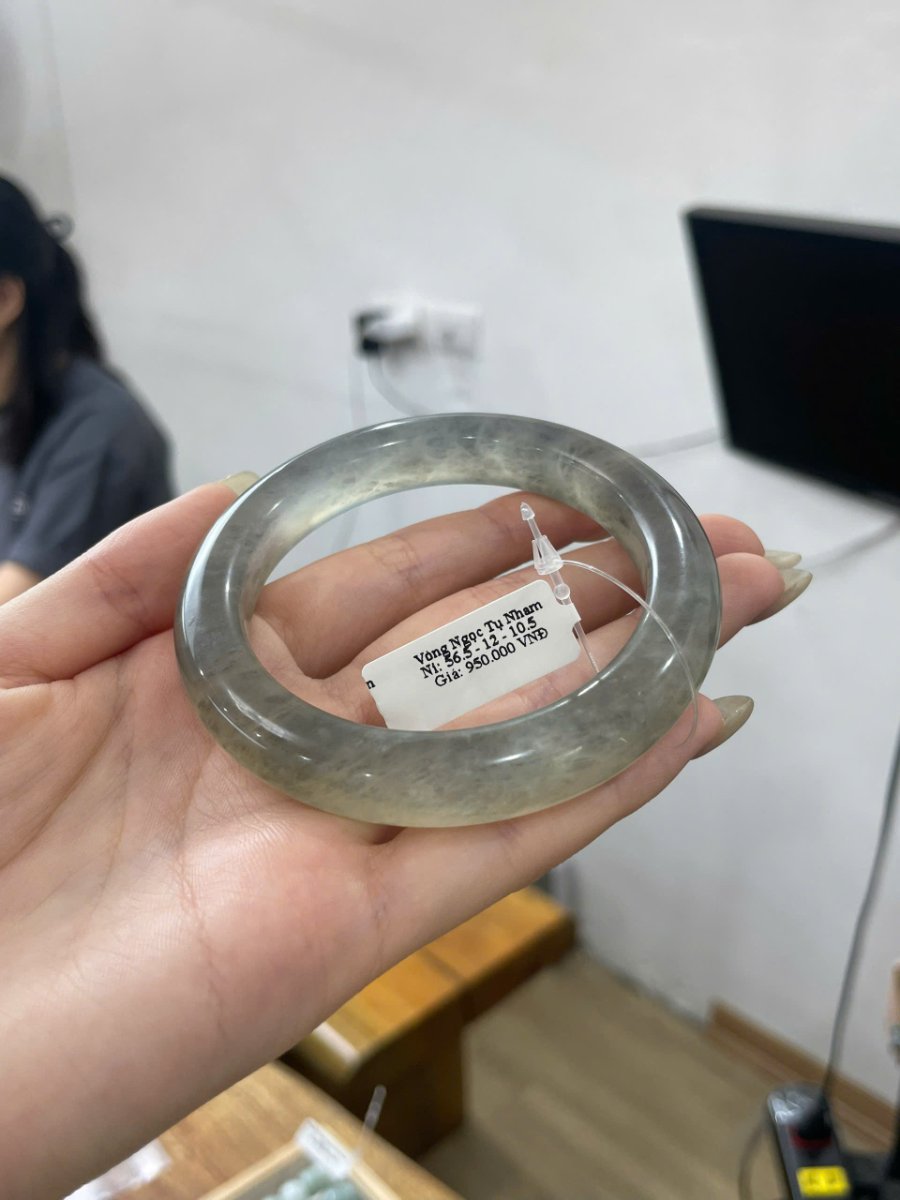 Vòng Ngọc Tụ Nham Ni 56.5 gần ngang trên tay với tem ở lòng vòng