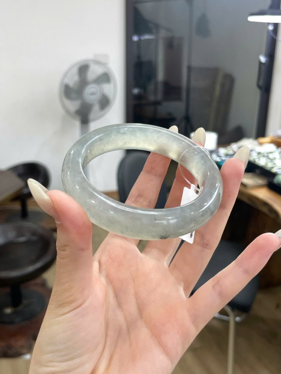 Góc khác của vòng Ngọc Tụ Nham Ni 58.3, cung gần có mảng xám và phản sáng mảnh