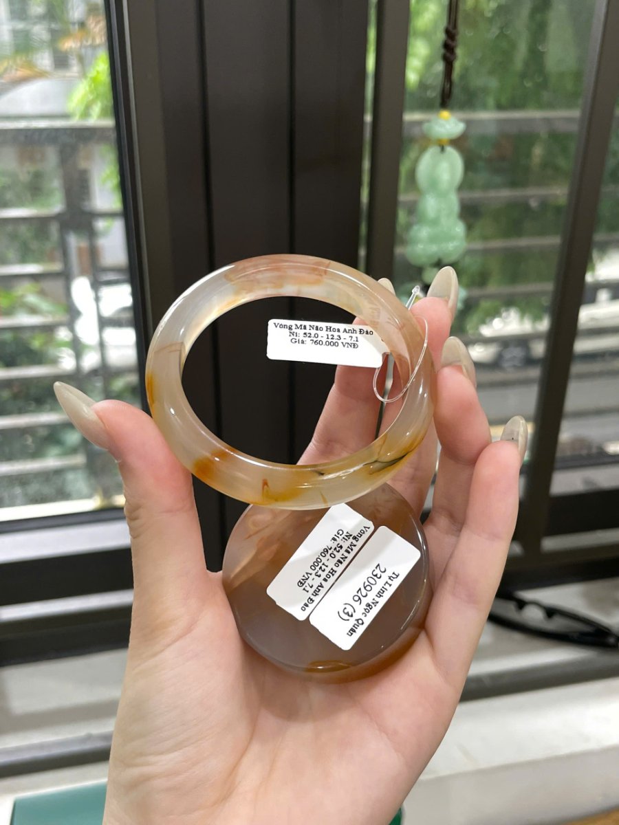 Vòng Mã Não Hoa Anh Đào Ni 52 với vệt sẫm ở đoạn vàng cung dưới bên phải