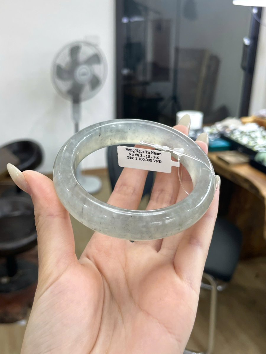 Vòng Ngọc Tụ Nham Ni 58.3 cầm nghiêng, bản xám xanh và viền sáng quanh lòng