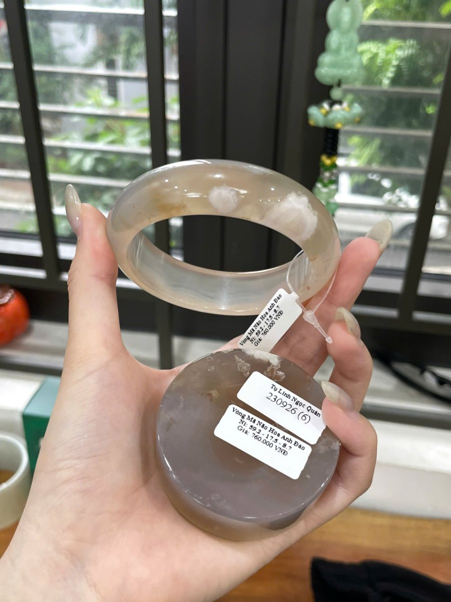 Vòng Mã Não Hoa Anh Đào Ni 59.2 với hai cụm trắng trên cung xa và vật tròn ở dưới
