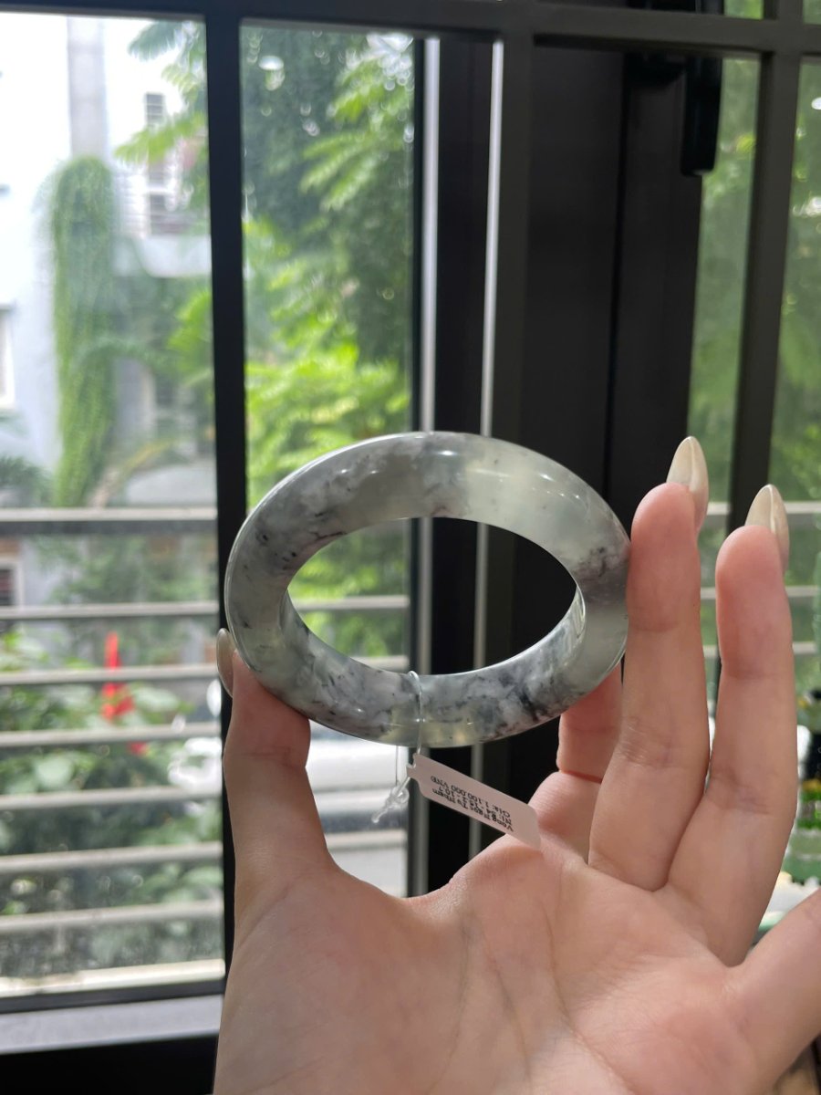 Mặt trong Vòng Ngọc Tụ Nham Ni 54 nhìn rõ nền trắng xám
