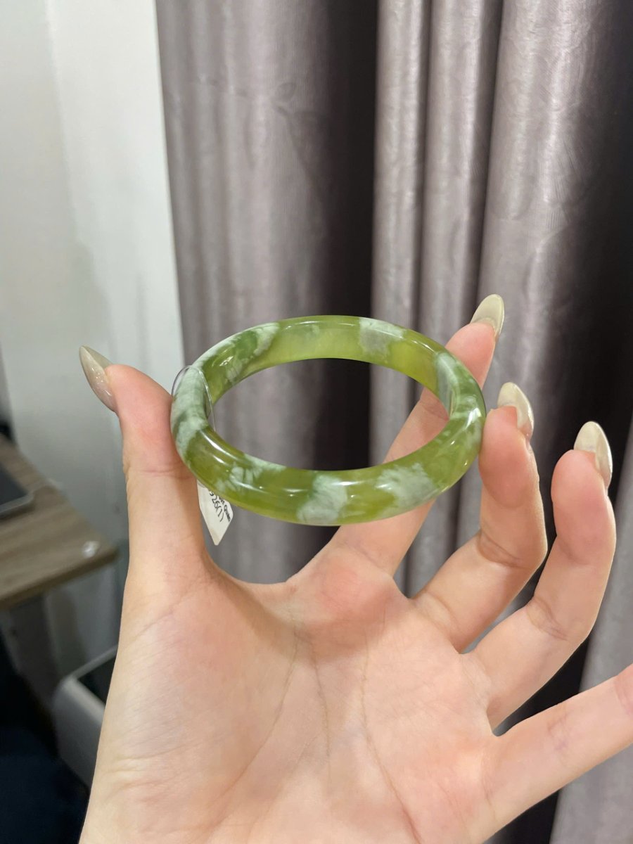 Góc nghiêng Vòng Ngọc Tụ Nham Ni 53.5 cho thấy độ dày thân vòng