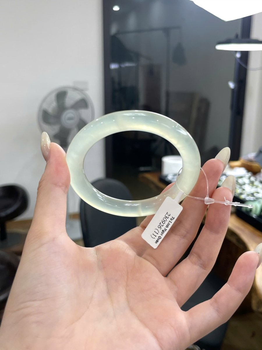 Vòng Ngọc Tụ Nham Ni 54 đổi góc cầm, mép sáng chạy quanh thân
