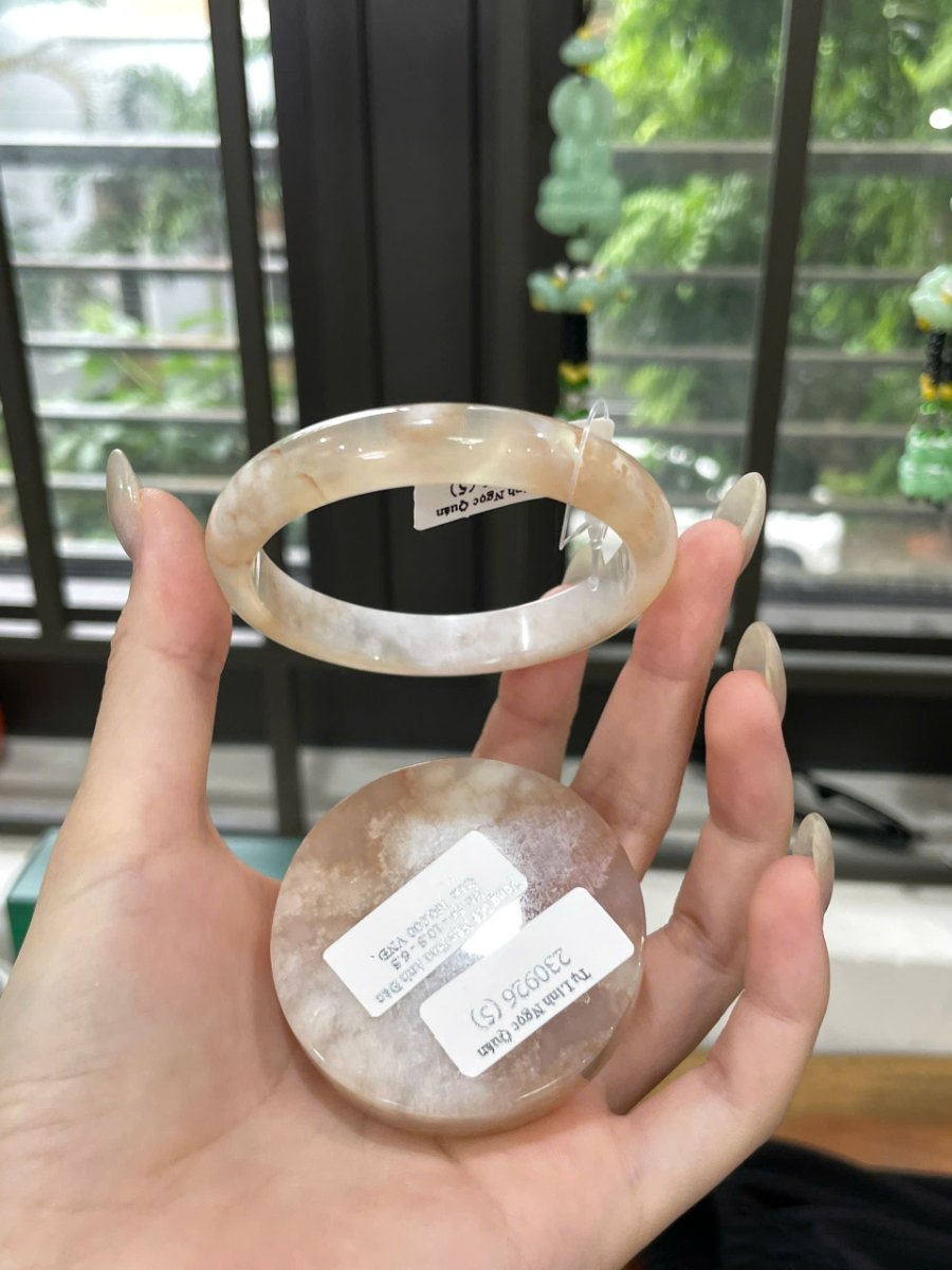 Vòng mã não Ni 54 cầm nghiêng, mặt trong lộ một phần và tem lật về cung xa