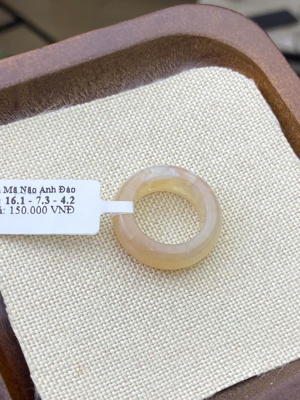 Góc cận nhẫn mã não anh đào Ni 16.1: bề mặt kem hồng và mép bản đánh bóng