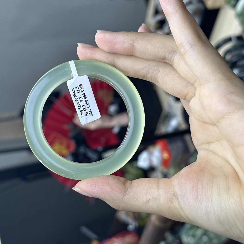 Góc cận vòng Tụ Nham xanh nhạt để đối chiếu bề mặt khi nghĩ về size