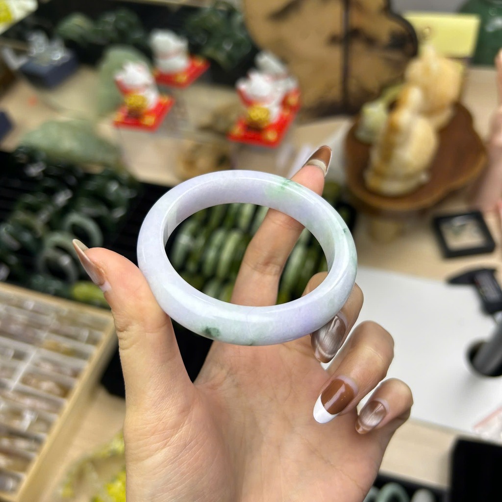 Góc cận vòng bản tông oải hương với mảng xanh nhạt