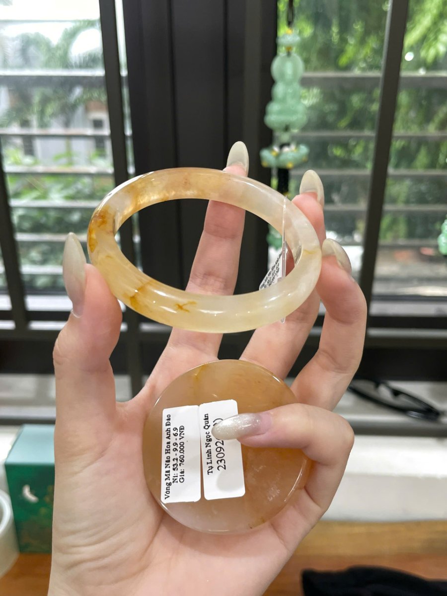 Góc khác của vòng Ni 53.2 với cung gần vàng kem nhạt và một nét nâu nhỏ