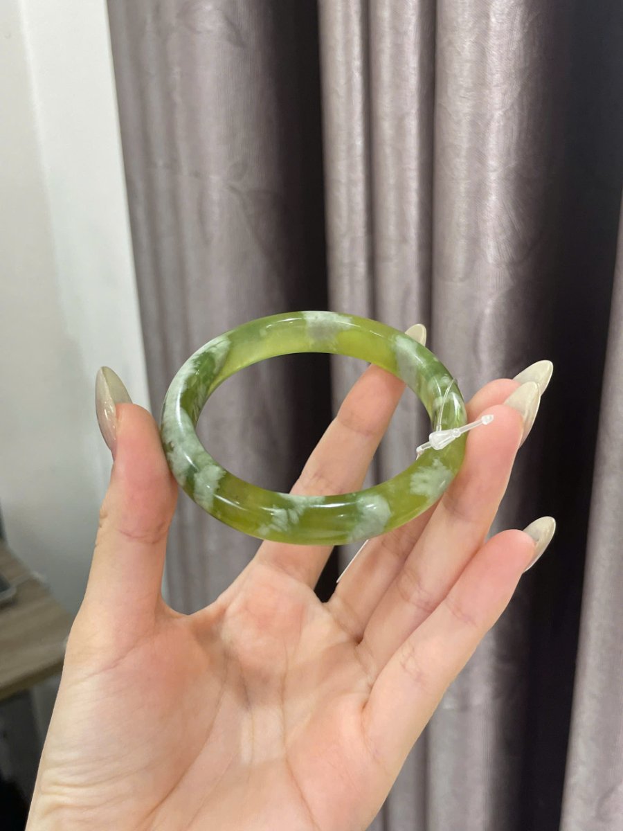 Mặt trong Vòng Ngọc Tụ Nham Ni 53.5 nhìn rõ vùng màu chuyển tự nhiên