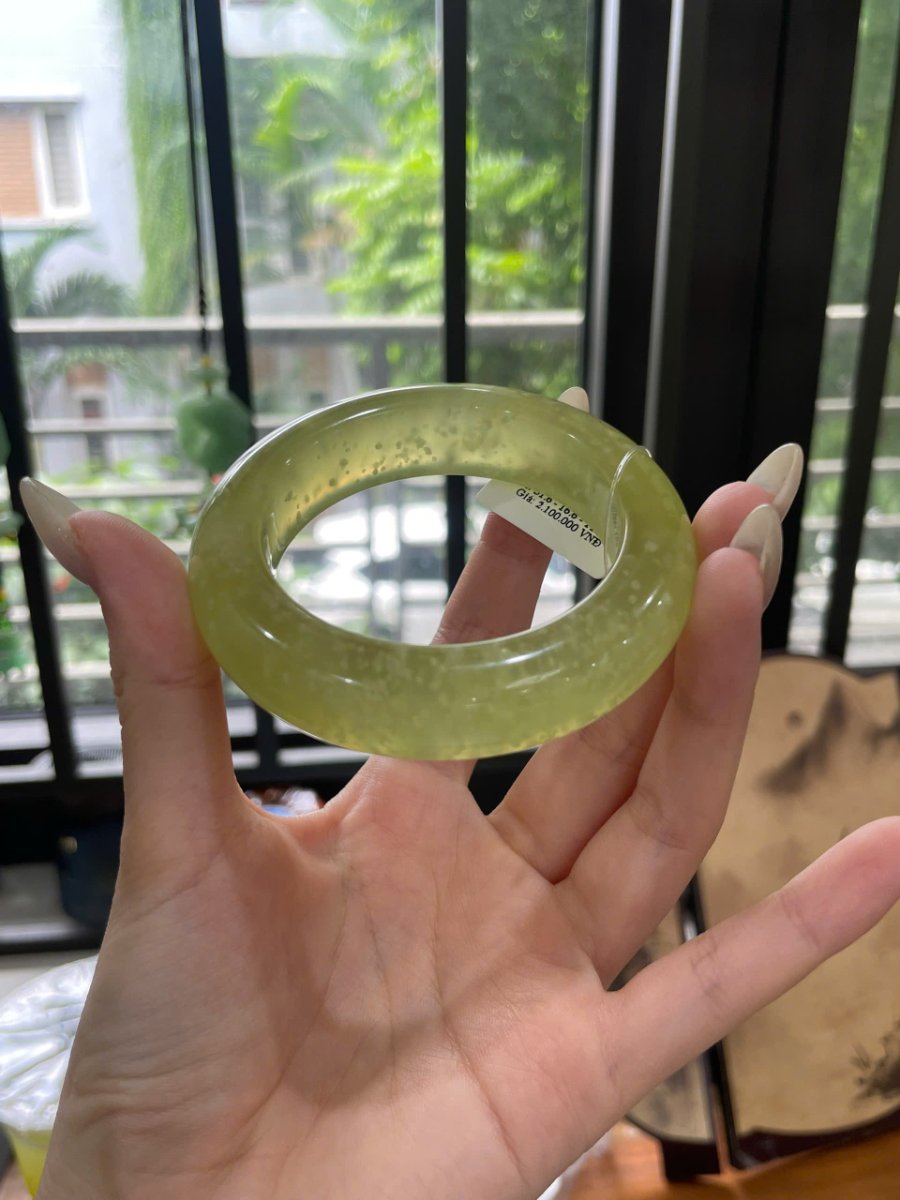 Góc cận thân Vòng Ngọc Tụ Nham Ni 51.6 màu xanh non
