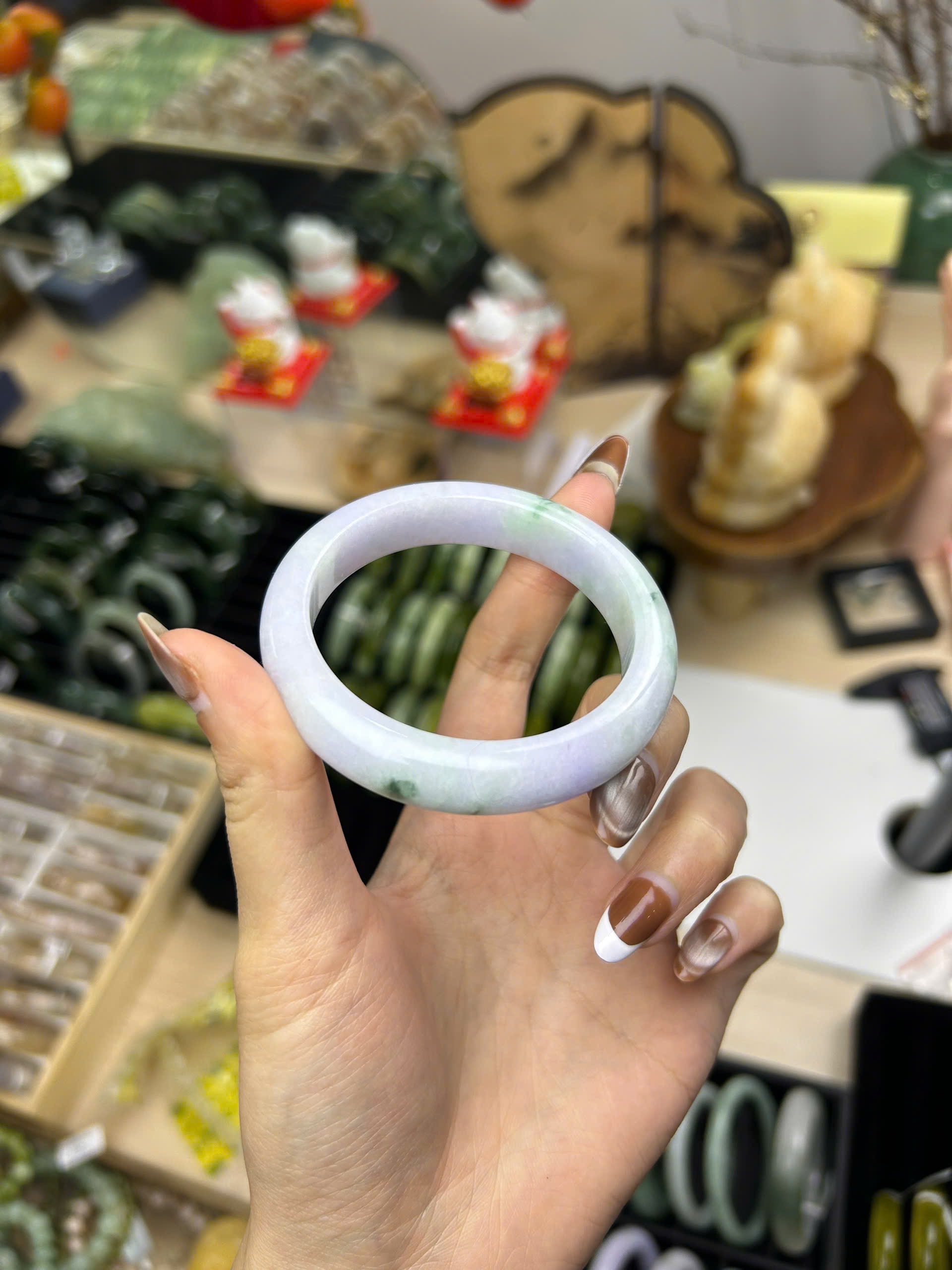 Vòng bản đá tông oải hương pha xanh nhạt dưới ánh sáng quầy