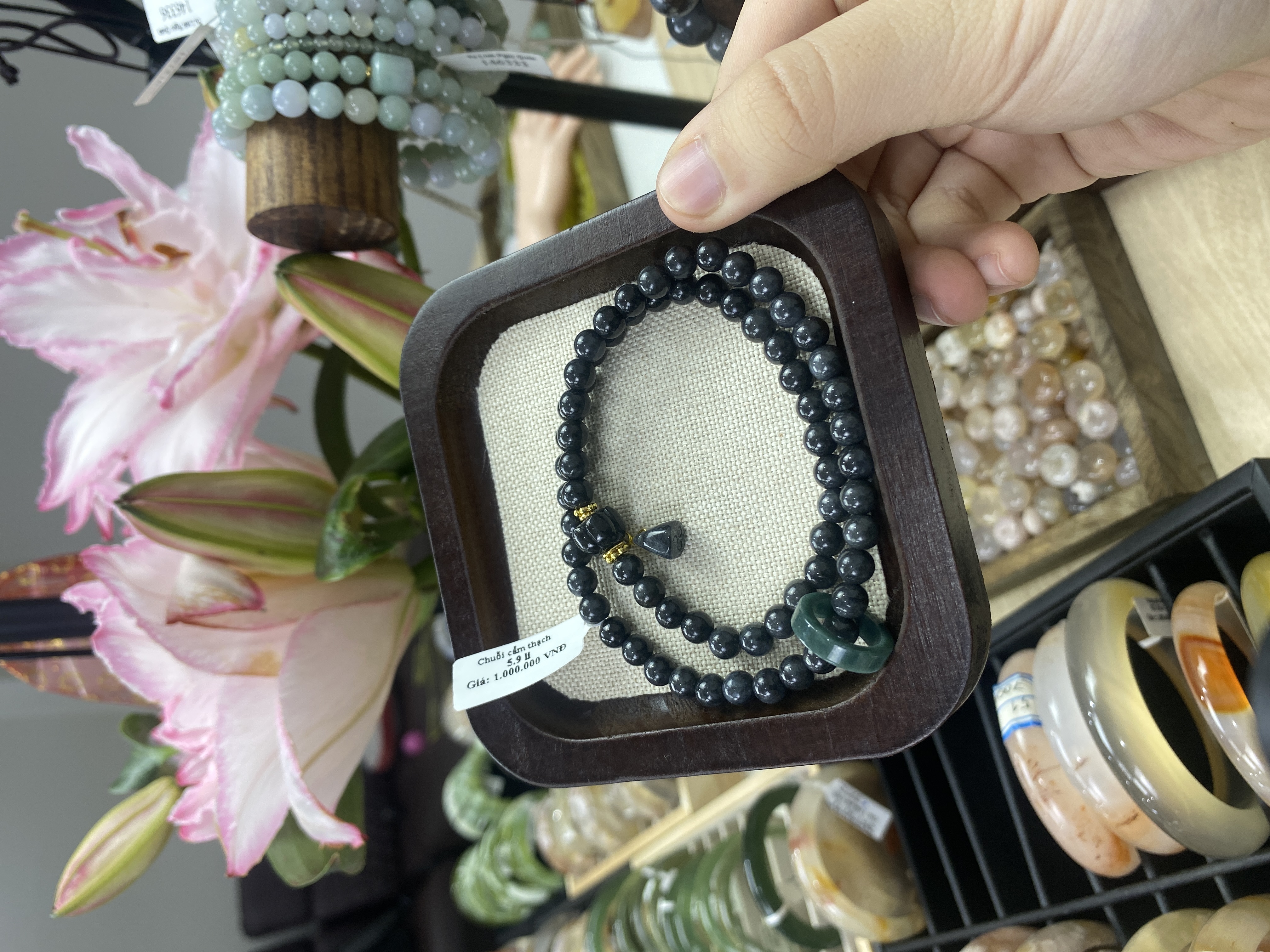 Ảnh gốc chưa chỉnh sửa của bộ vòng hạt tối màu dùng trong bài quà tặng con trưởng thành