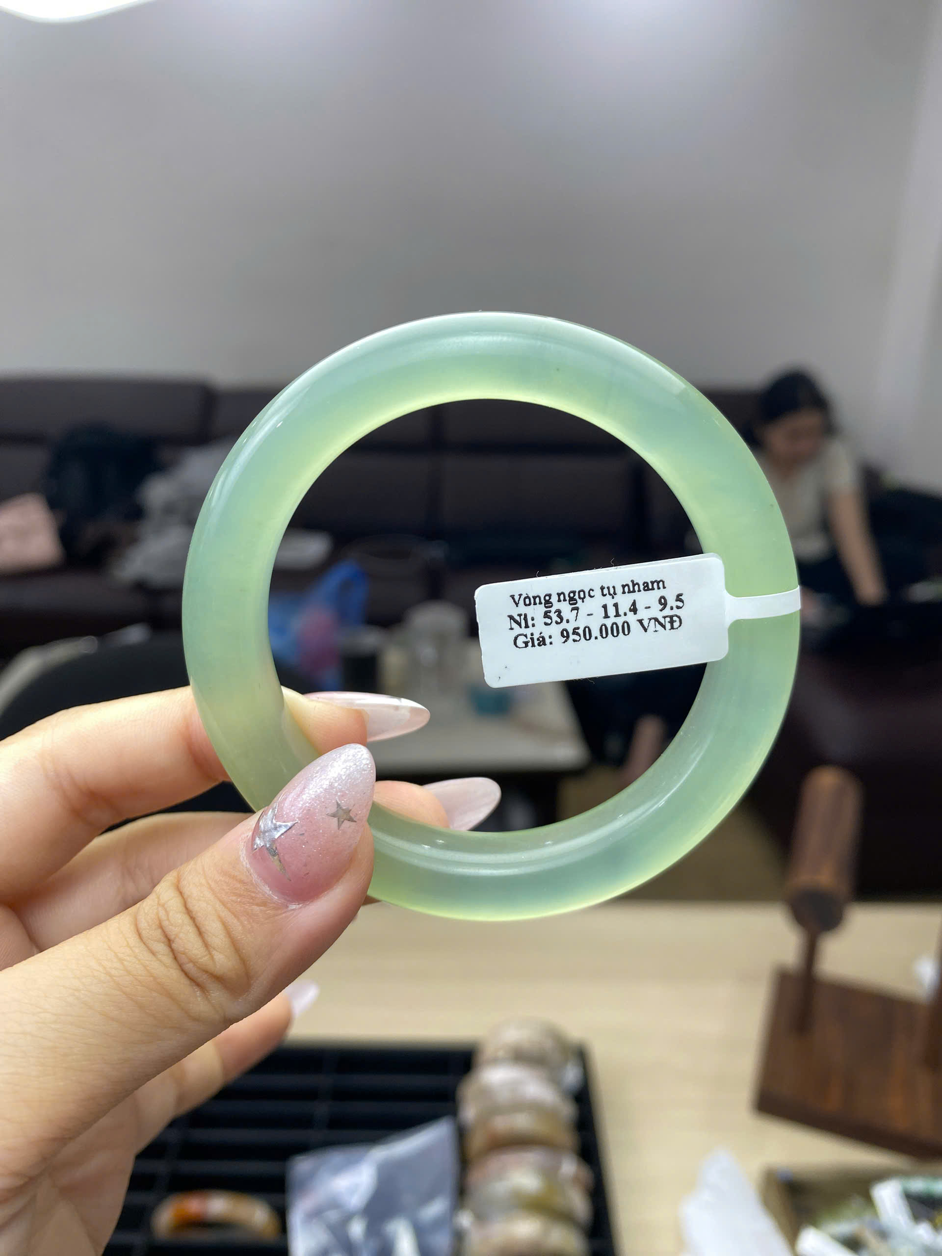 Vòng Ngọc Tụ Nham Ni 53.7 sắc xanh ngọc nhạt kèm tem thông số